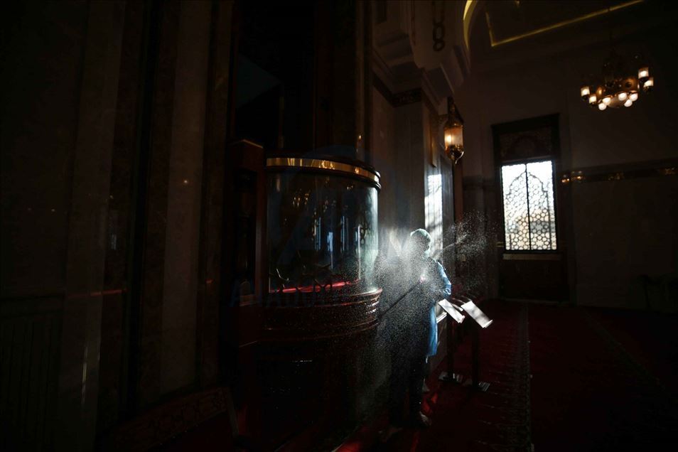 غزة.. تعقيم عشرات المساجد عشية إعادة فتحها أمام المصلين
