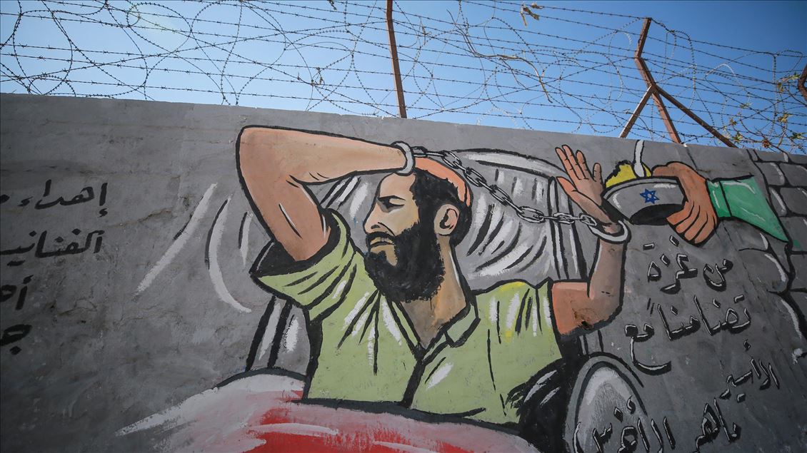 Gazze'de İsrail hapishanelerinde açlık grevi yapan Filistinli tutuklulara destek grafiti