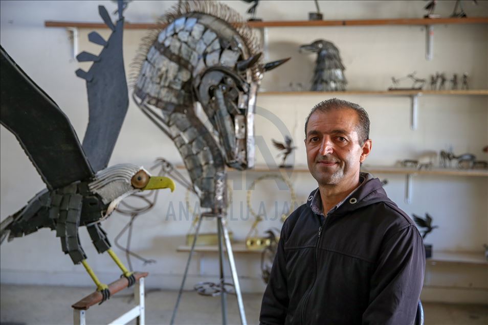 هنرمند ایرانی فلزات بازیافتی را به مجسمه های دیدنی تبدیل می کند