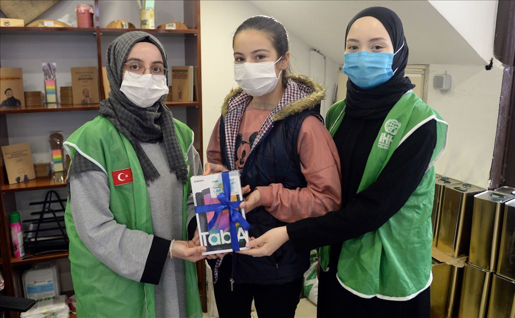 İHH'den yetim çocuklara tablet hediyesi