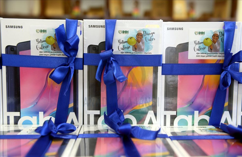 İHH'den yetim çocuklara tablet hediyesi