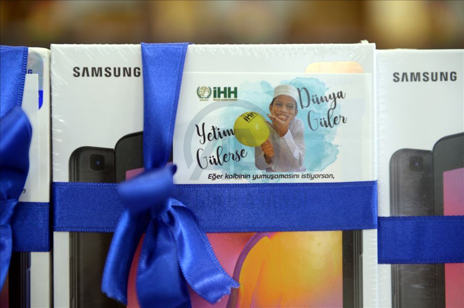 İHH'den yetim çocuklara tablet hediyesi