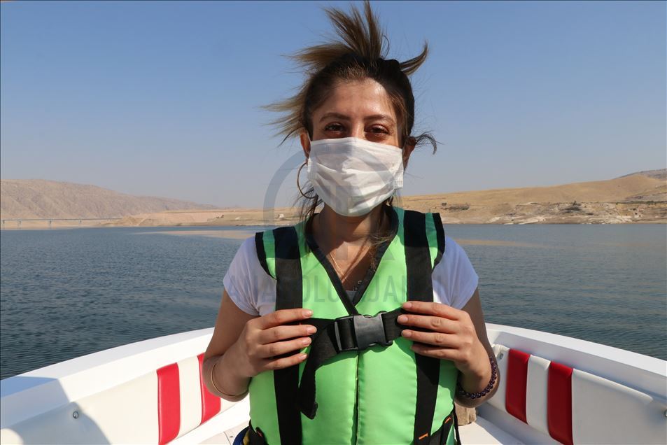 Hasankeyf'te tekne paraşütü keyfi