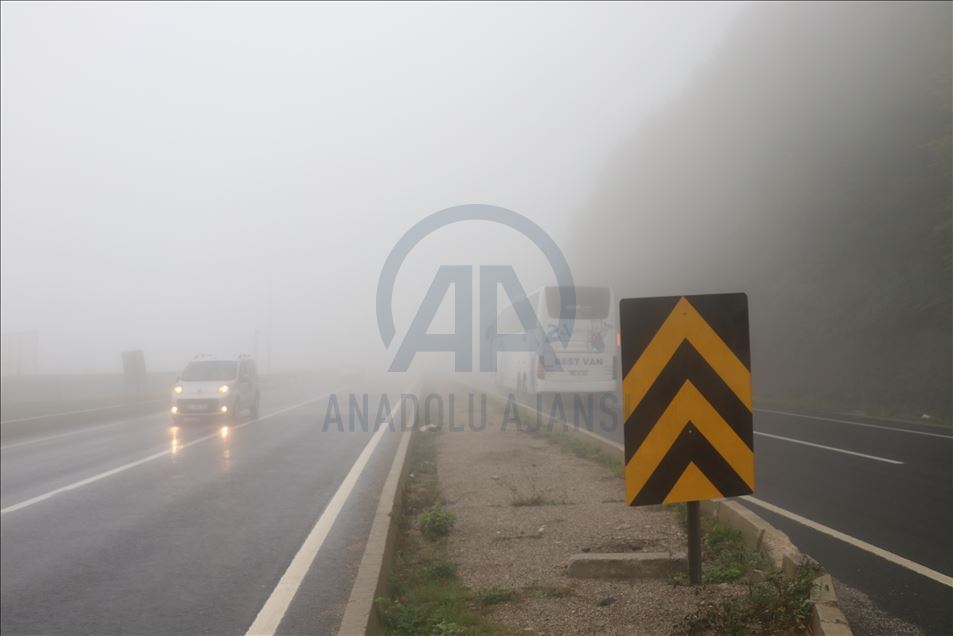 Bolu Dağı'nda sağanak ve sis etkili oluyor