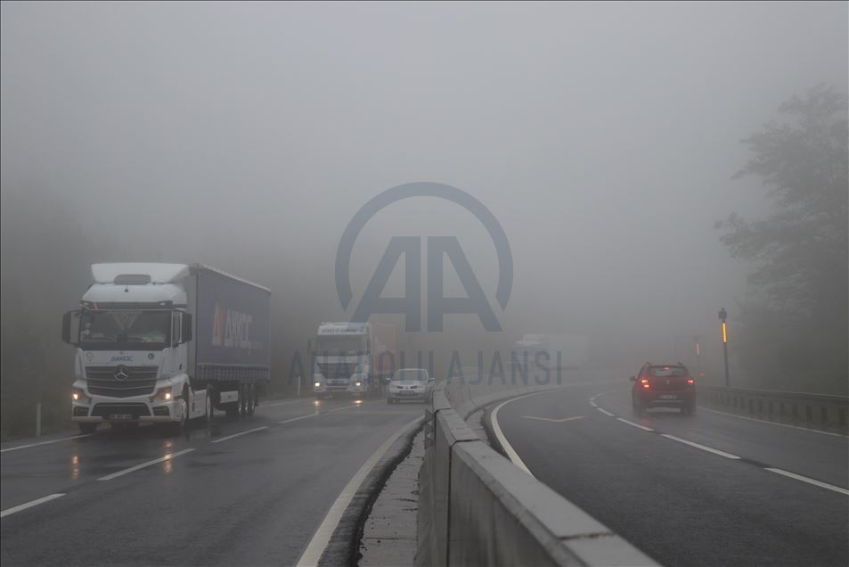 Bolu Dağı'nda sağanak ve sis etkili oluyor