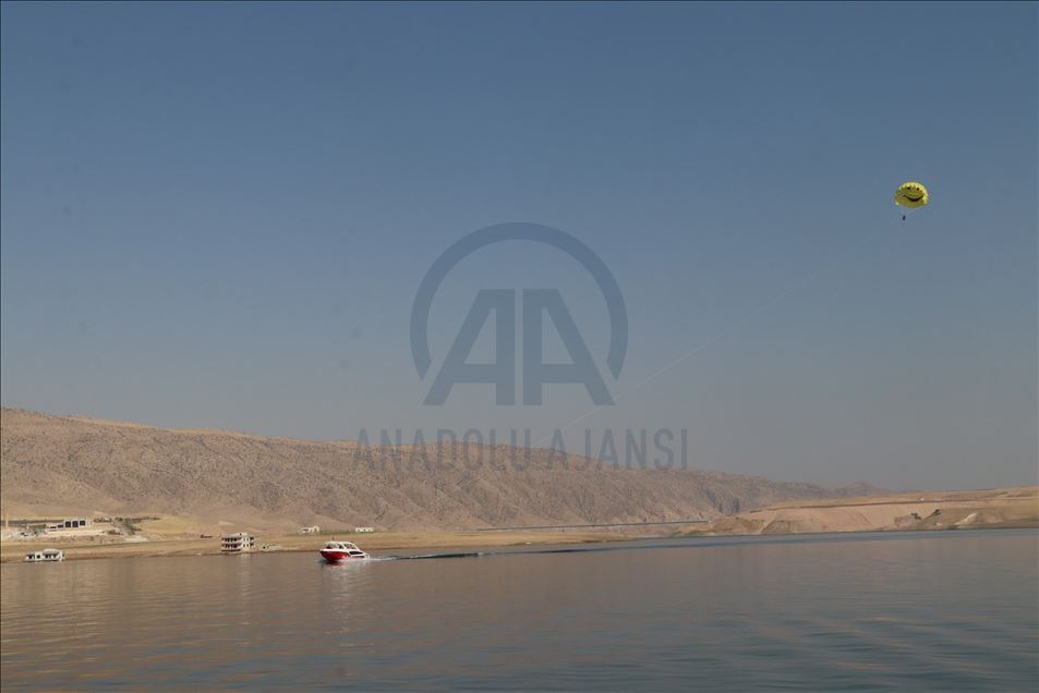 Hasankeyf'te tekne paraşütü keyfi