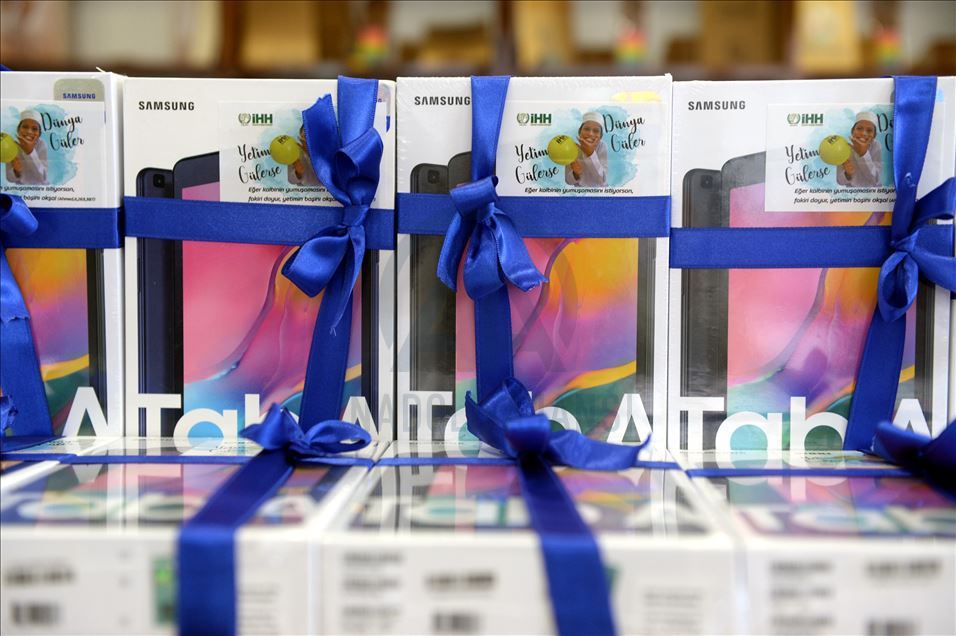 İHH'den yetim çocuklara tablet hediyesi