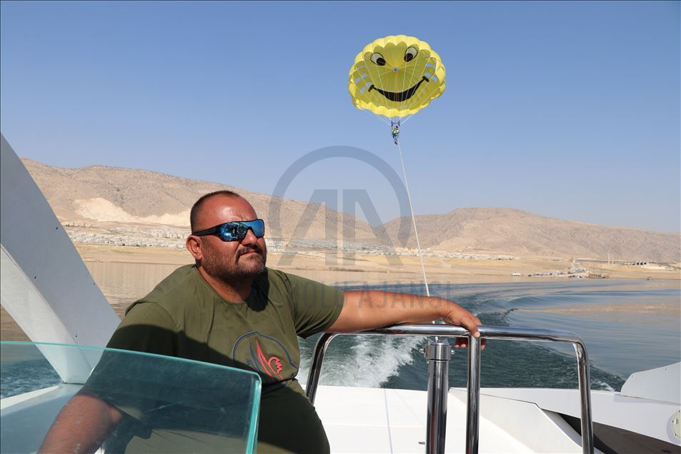 Hasankeyf'te tekne paraşütü keyfi
