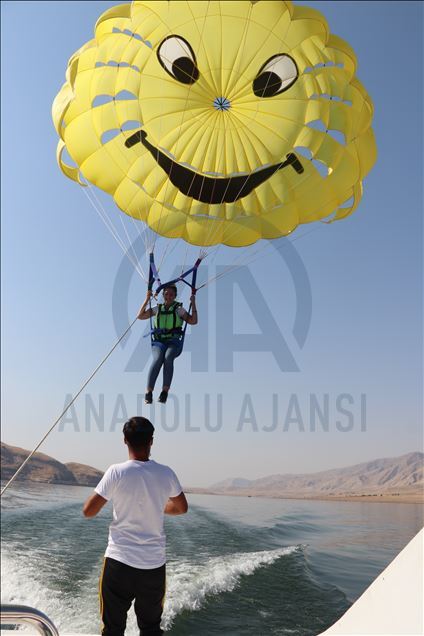 Hasankeyf'te tekne paraşütü keyfi