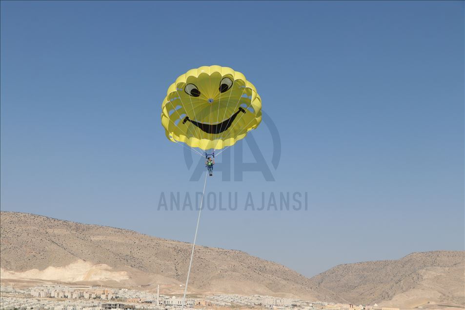 Hasankeyf'te tekne paraşütü keyfi