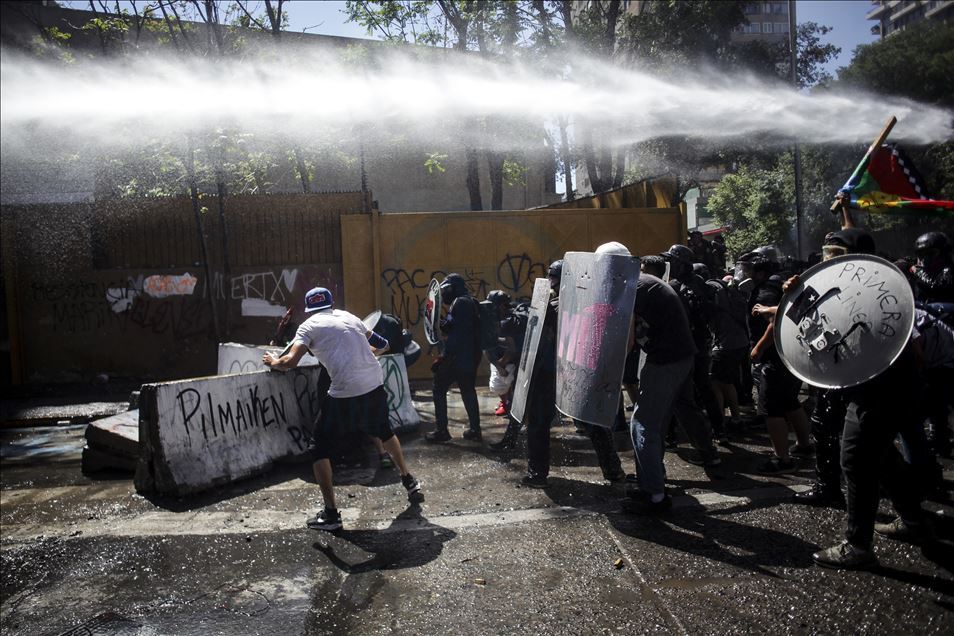 Şili'deki gösterilerin yıl dönümünde protestocular yeniden sokakta 