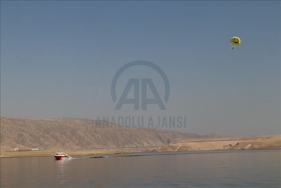 Hasankeyf'te tekne paraşütü keyfi