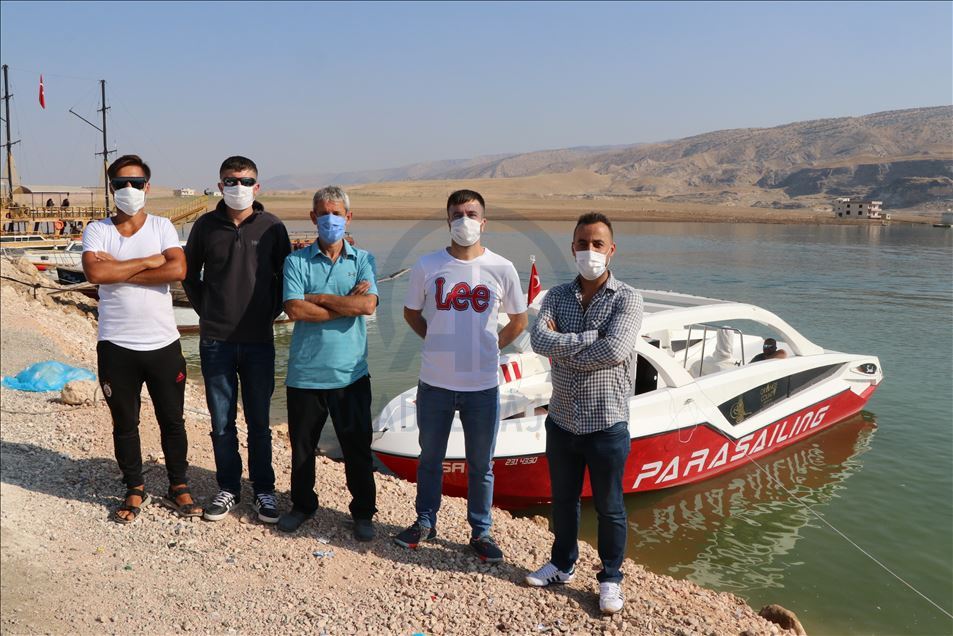 Hasankeyf'te tekne paraşütü keyfi