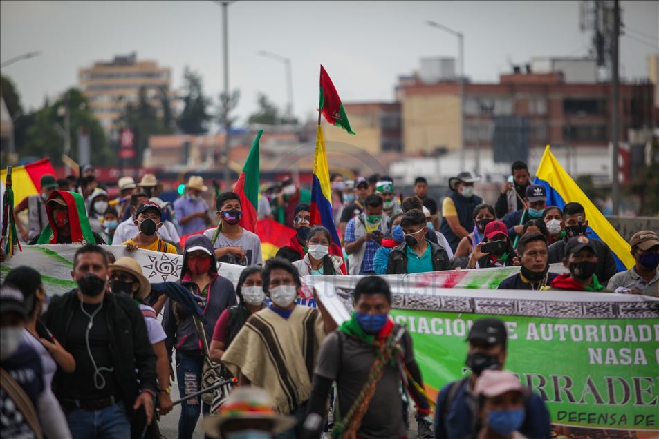 Bogota'ya gelen yerli topluluklar yürüyüş düzenledi