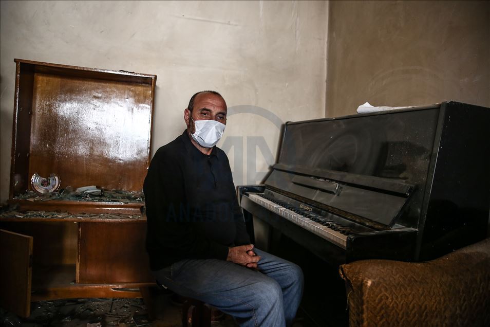 في بيته المدّمر.. أذربيجاني يعزف على البيانو
