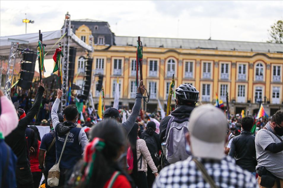 Indígenas marcharon en la capital de Colombia exigiendo el fin de la violencia contra sus comunidades