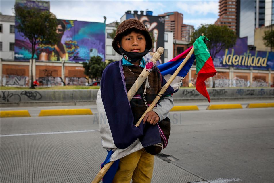 Bogota'ya gelen yerli topluluklar yürüyüş düzenledi