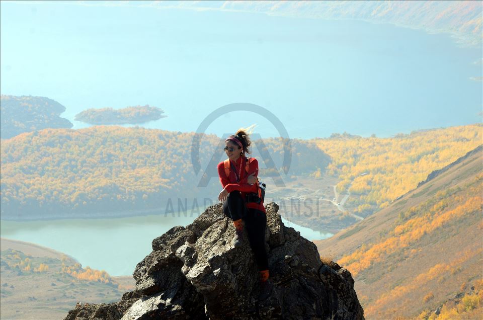 زیبایی پاییزی در دریاچه آتشفشانی «نمرود» ترکیه