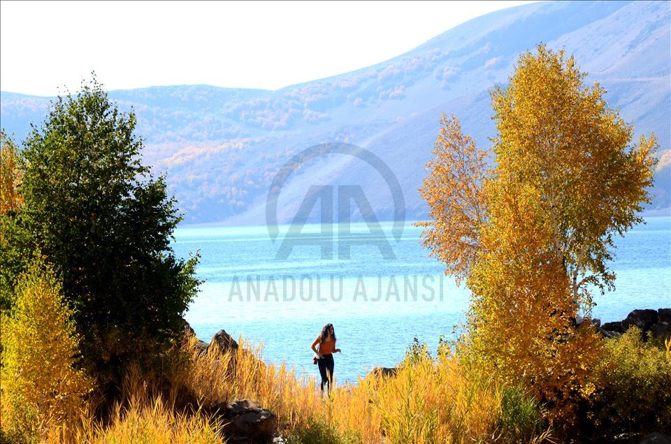زیبایی پاییزی در دریاچه آتشفشانی «نمرود» ترکیه
