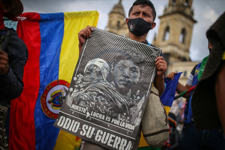 Indígenas marcharon en la capital de Colombia exigiendo el fin de la violencia contra sus comunidades