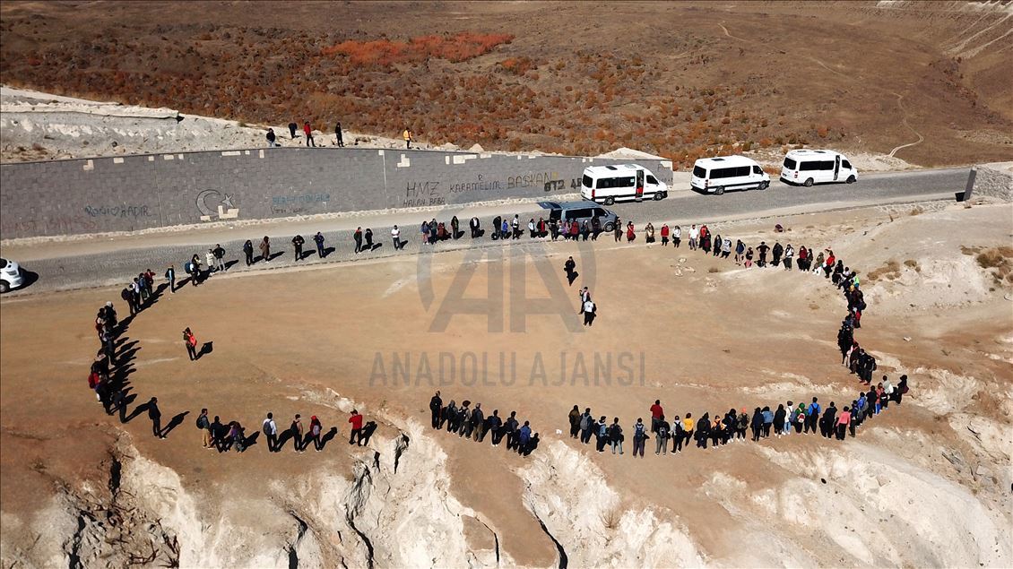 زیبایی پاییزی در دریاچه آتشفشانی «نمرود» ترکیه
