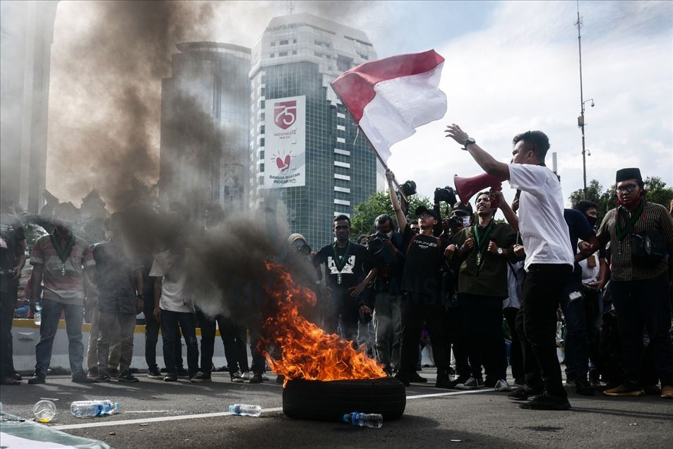 Protesta contra la Ley que afecta los derechos laborales y creación de empleo en Indonesia