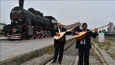 Karslı aşıklar Doğu Ekspresi seferlerinin başlaması için tren garında türküler seslendirdi