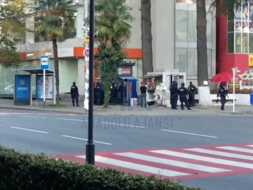 Gürcistan'da banka soymak isteyen saldırgan 20 kişiyi rehin aldı
