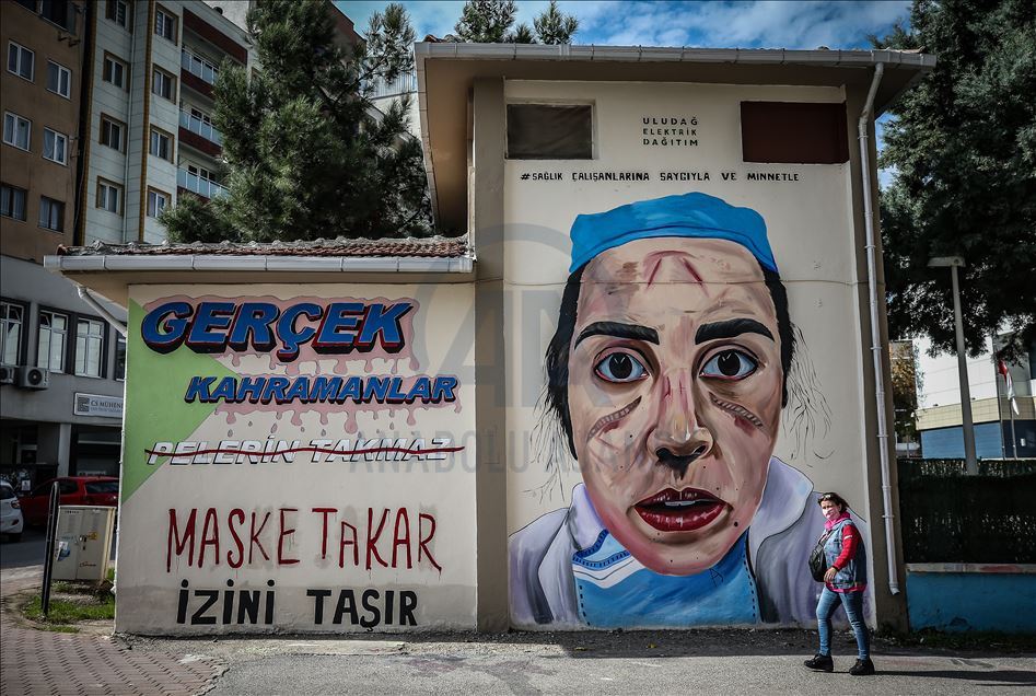 Bursa'da "Kovid-19 kahramanları" trafolara resmedildi