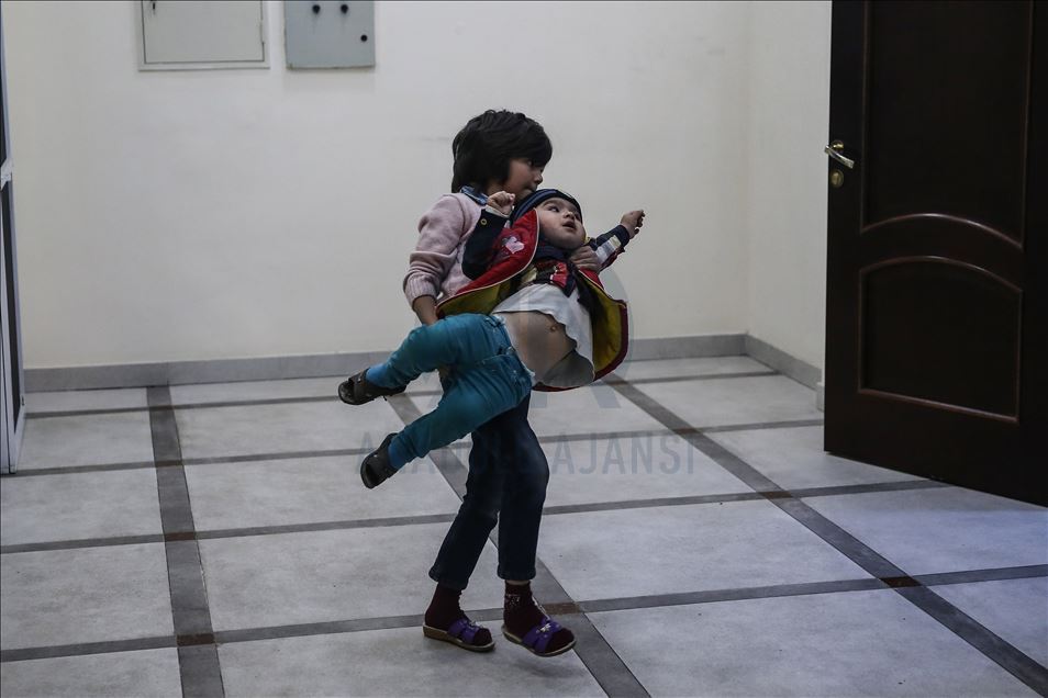 Ermenistan'ın füze saldırısında evleri yıkılan Genceliler üniversite yurdunda kalıyor