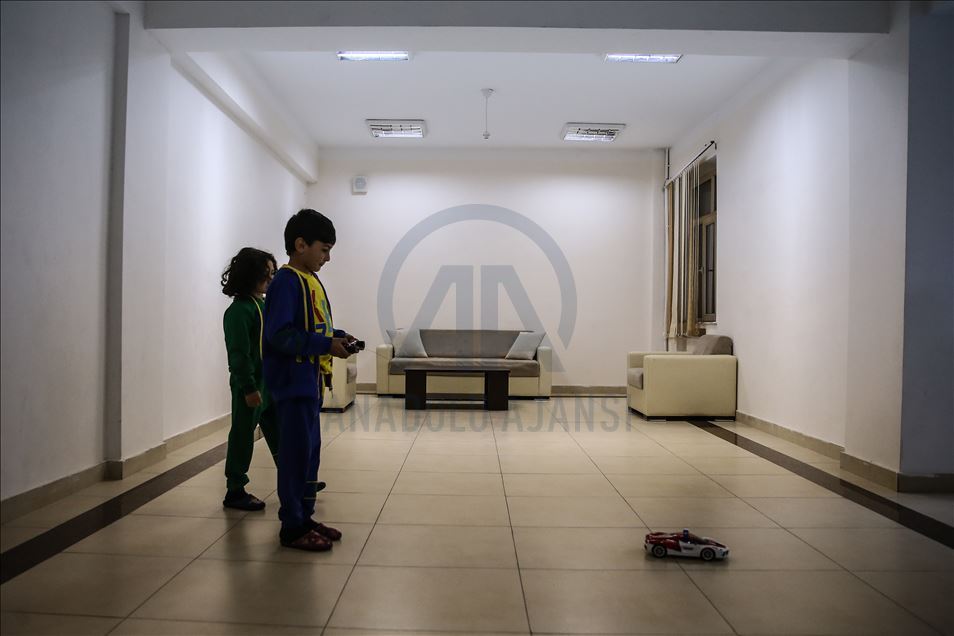Ermenistan'ın füze saldırısında evleri yıkılan Genceliler üniversite yurdunda kalıyor