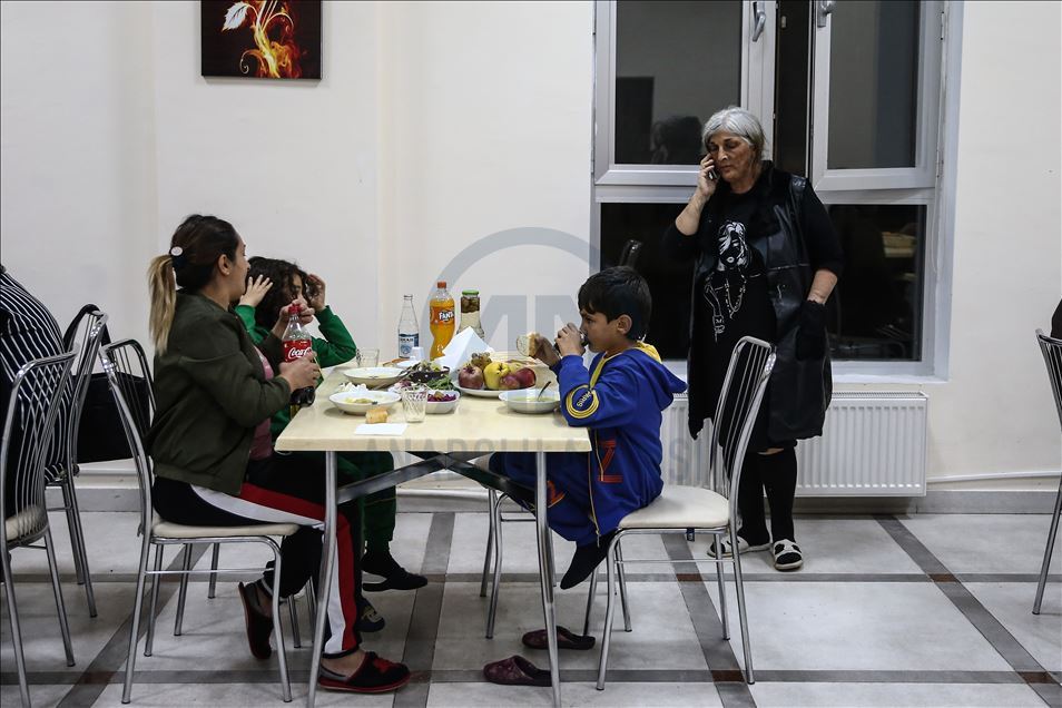 Ermenistan'ın füze saldırısında evleri yıkılan Genceliler üniversite yurdunda kalıyor