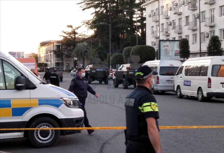 Gürcistan'da banka soymak isteyen saldırgan 20 kişiyi rehin aldı
