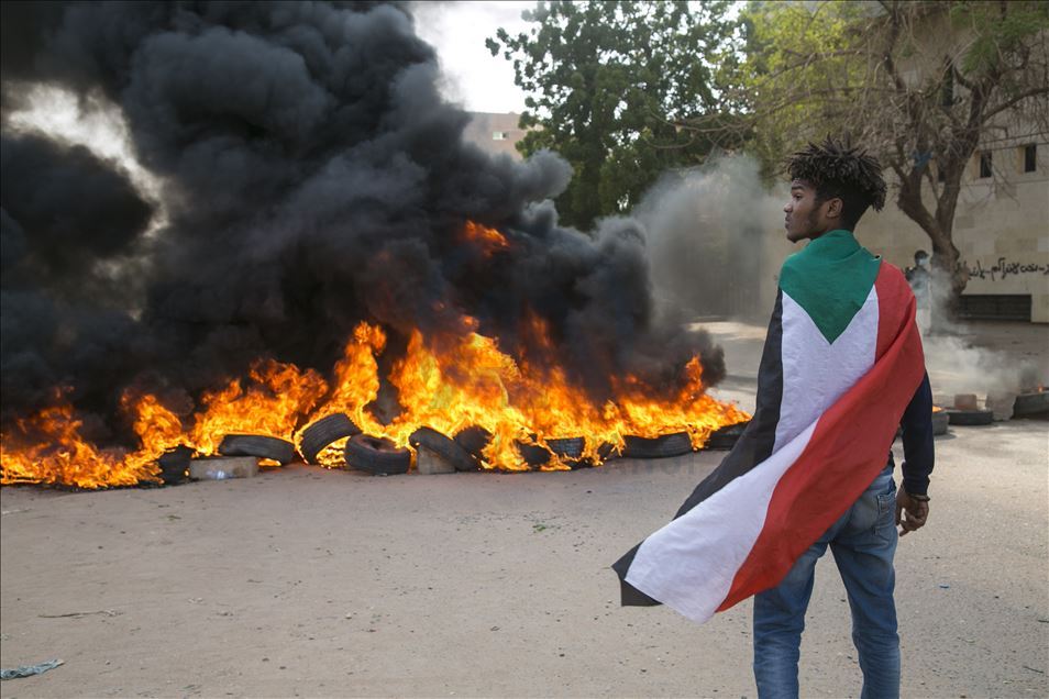 الخرطوم.. إغلاق طرق رئيسية والشرطة تفرق متظاهرين