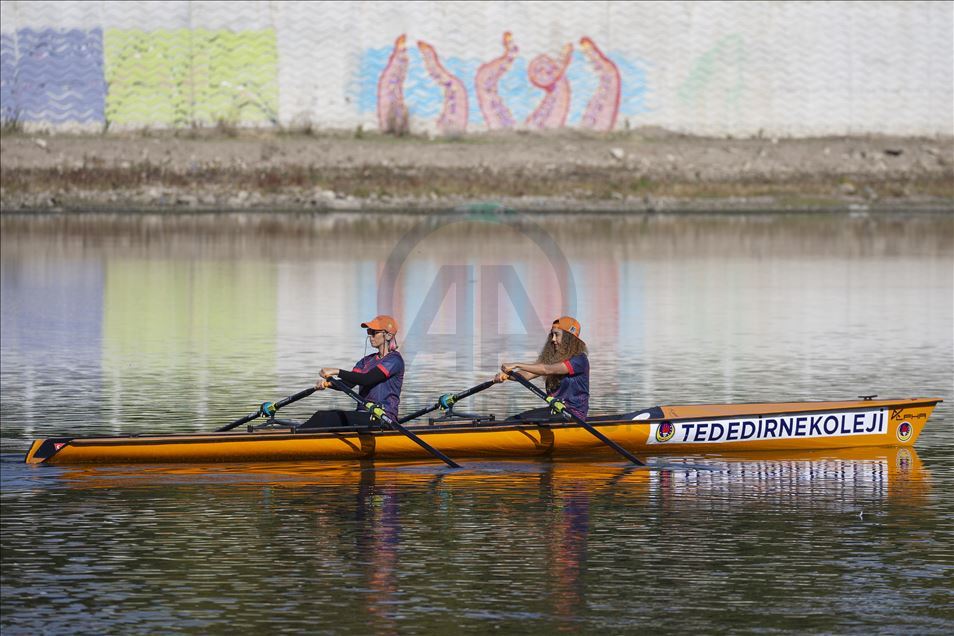 Edirne'nin ilk kürek sporcuları Meriç Nehri'nde antrenman yaptı