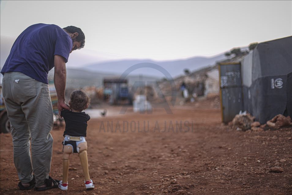 Muhammed bebek, Türkiye'de kavuştuğu protez bacaklarıyla İdlib'e döndü

