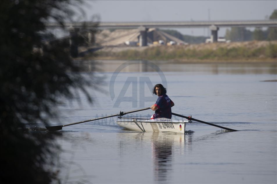 Edirne'nin ilk kürek sporcuları Meriç Nehri'nde antrenman yaptı