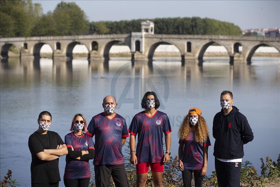 Edirne'nin ilk kürek sporcuları Meriç Nehri'nde antrenman yaptı