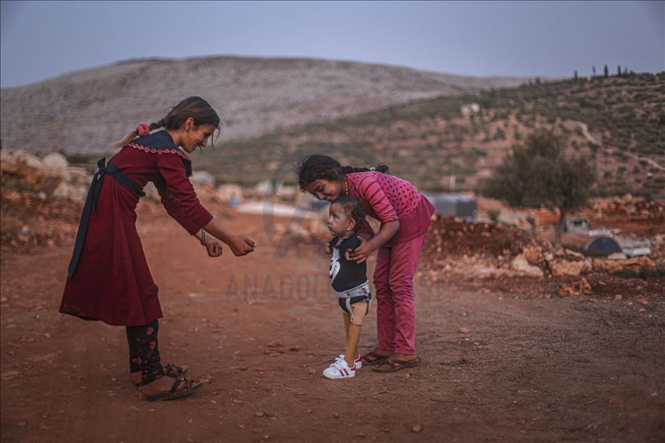 Muhammed bebek, Türkiye'de kavuştuğu protez bacaklarıyla İdlib'e döndü
