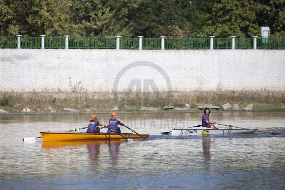 Edirne'nin ilk kürek sporcuları Meriç Nehri'nde antrenman yaptı