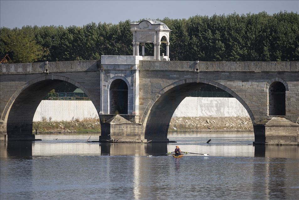 Edirne'nin ilk kürek sporcuları Meriç Nehri'nde antrenman yaptı
