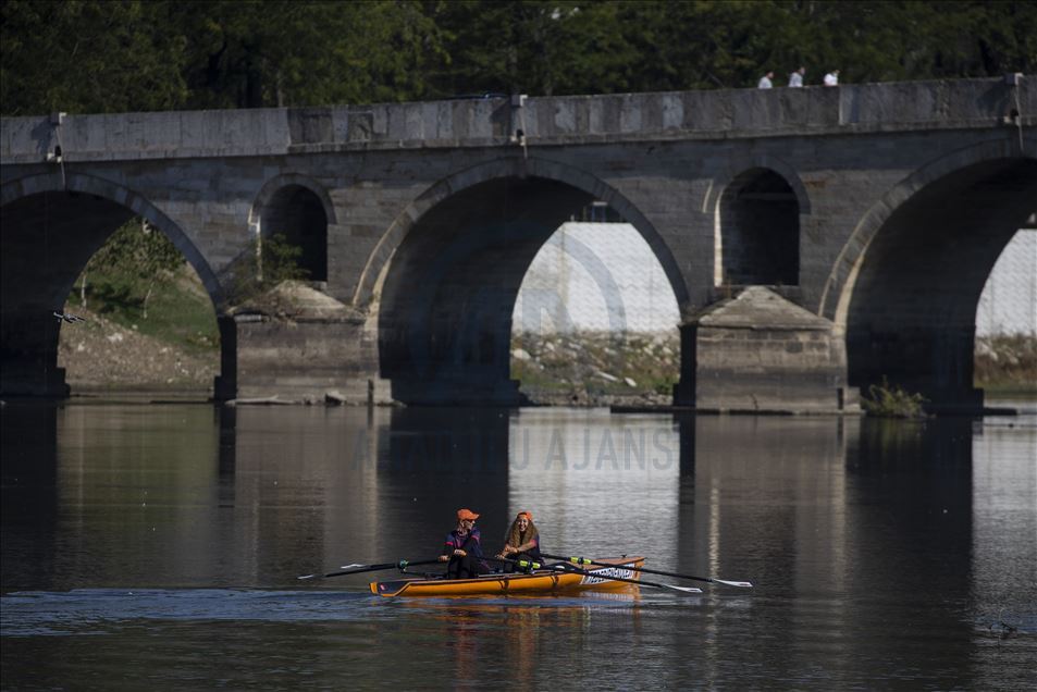 Edirne'nin ilk kürek sporcuları Meriç Nehri'nde antrenman yaptı