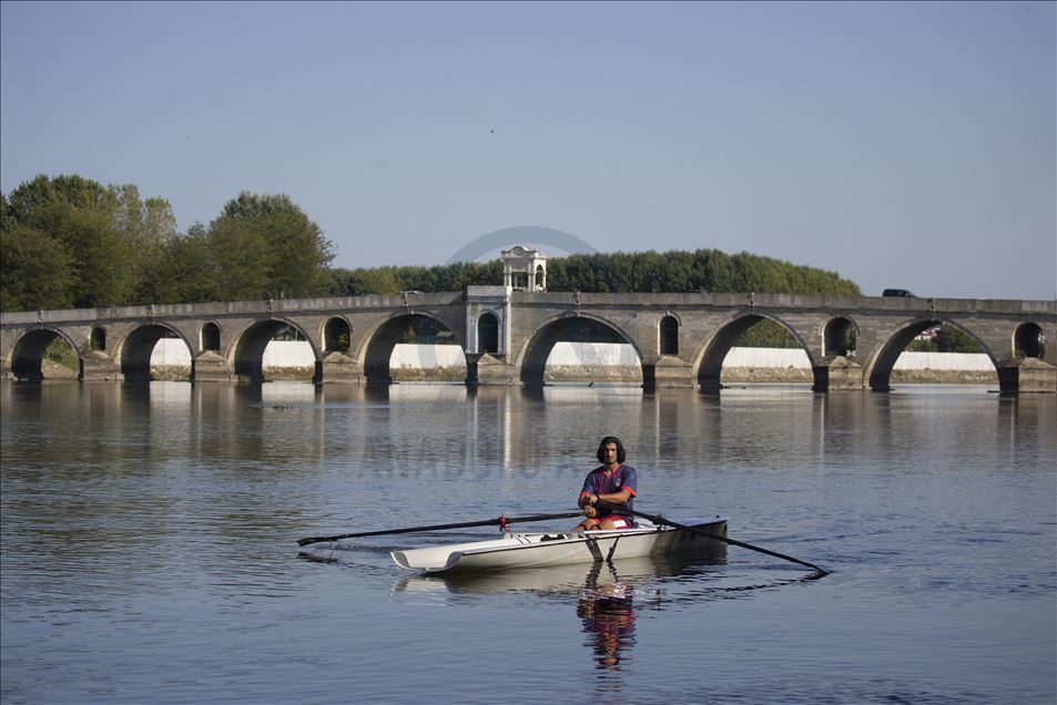 Edirne'nin ilk kürek sporcuları Meriç Nehri'nde antrenman yaptı
