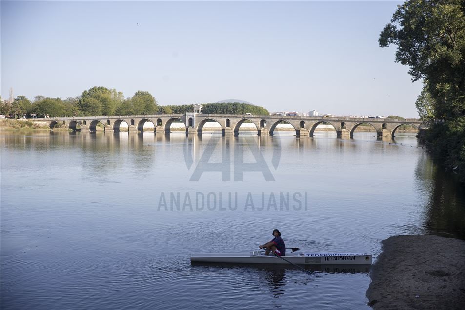 Edirne'nin ilk kürek sporcuları Meriç Nehri'nde antrenman yaptı
