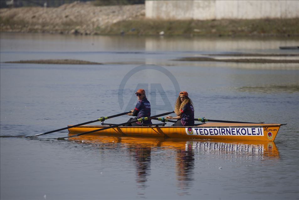 Edirne'nin ilk kürek sporcuları Meriç Nehri'nde antrenman yaptı