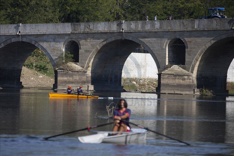 Edirne'nin ilk kürek sporcuları Meriç Nehri'nde antrenman yaptı