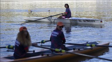 Edirne'nin ilk kürek sporcuları Meriç Nehri'nde antrenman yaptı