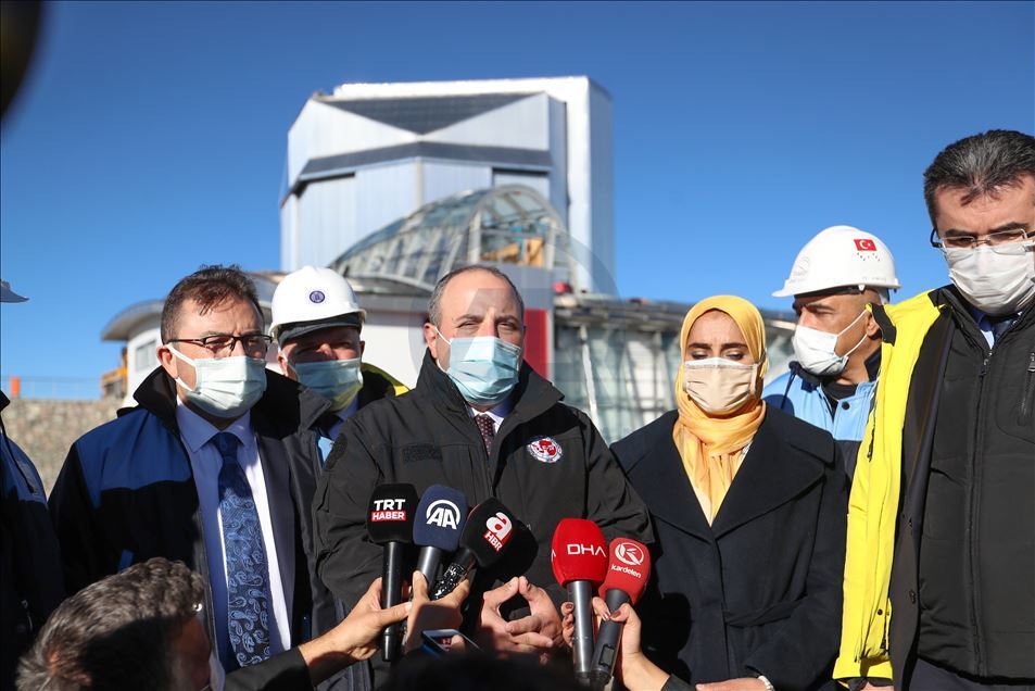Sanayi ve Teknoloji Bakanı Varank, Doğu Anadolu Gözlemevi'nde incelemelerde bulundu