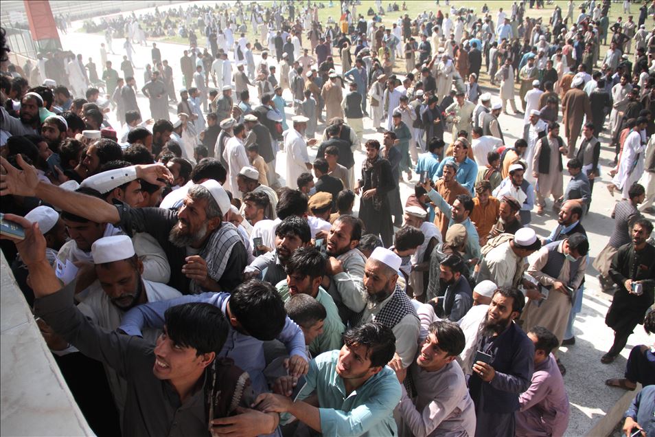 Afganistan'da vize için toplanan kalabalıkta çıkan izdiham 11 can aldı