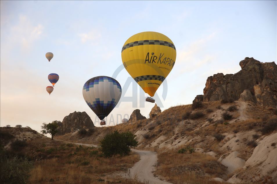 Sıcak hava balonları Kapadokya'da görsel şölen oluşturuyor
